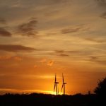 Zwei Windräder im Sonnenuntergang
